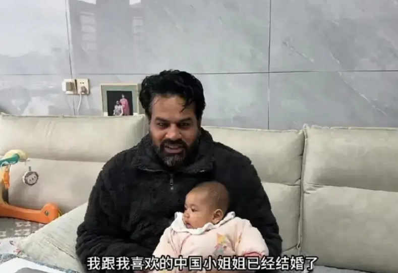 印度男人和国内一女性结婚，生了一个混血孩子。发视频说：“去大厅办把孩子户口办成了
