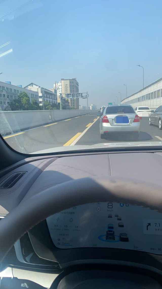 成都二环高架用智驾要注意第一次在二环高架打开智驾，在成都二环路高架上智驾开80