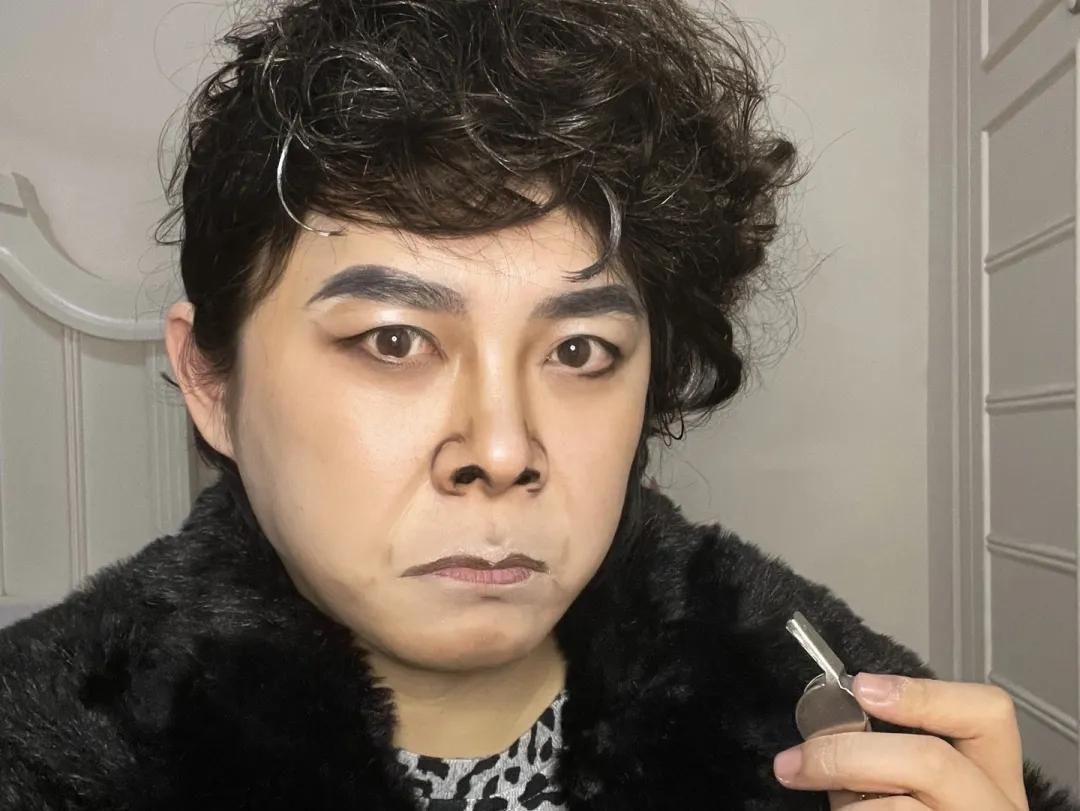 曹西平生前早就看透了，他立下遗嘱：一分钱都不给姓曹的，所有遗产都留给干儿子。