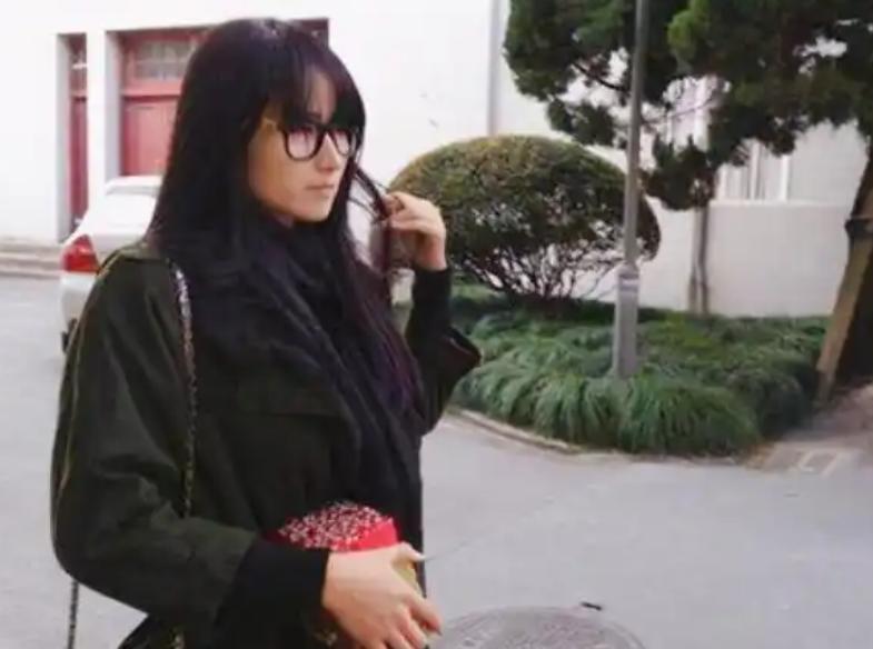 2014年，21岁的江苏女子孙妃妃坚信自己是“孙悟空后人”，带着一块“灵石”和一