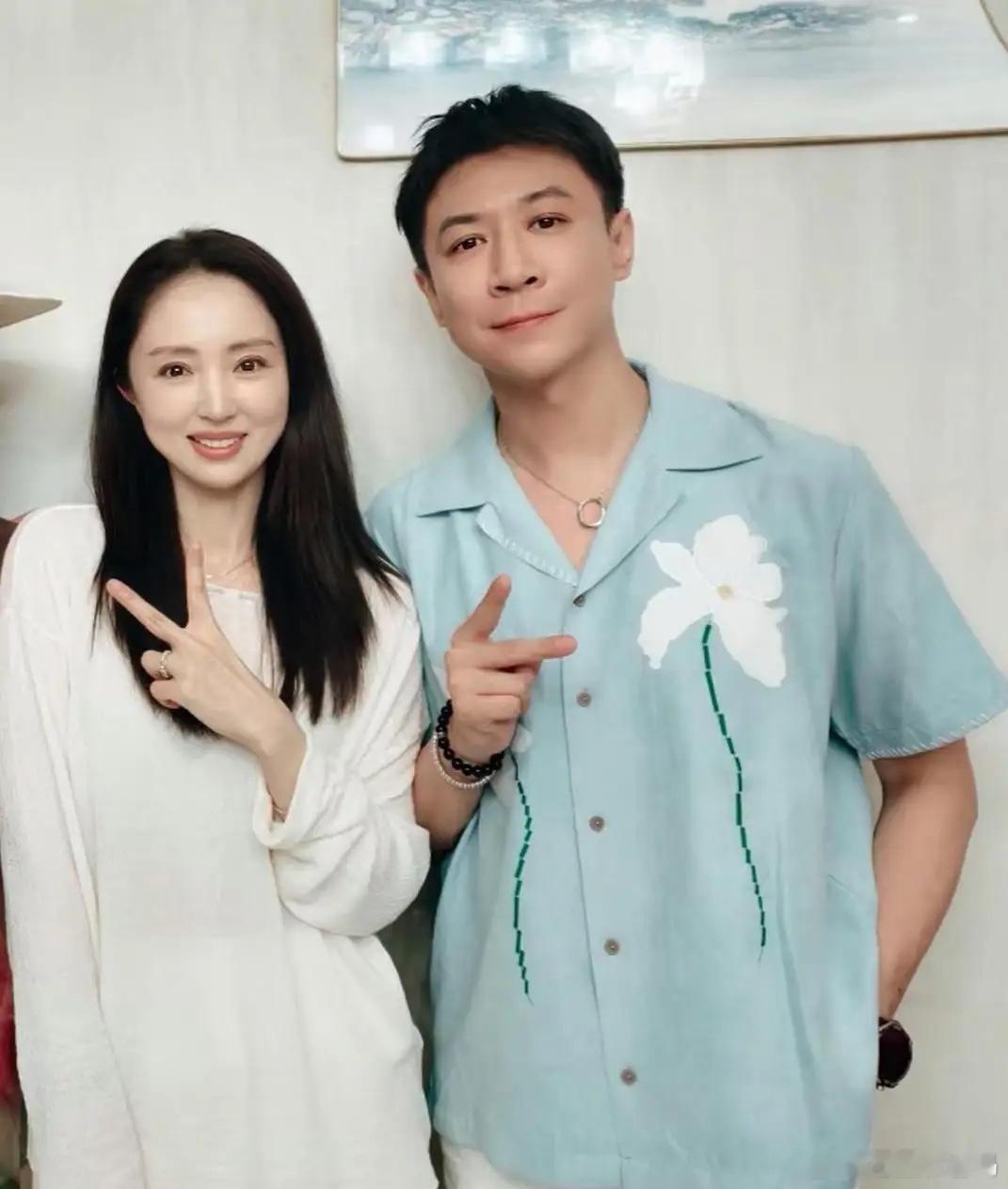 47岁董璇和老公张维伊现身三亚和朋友聚餐，夫妻俩着装朴素简单，董璇棕直长发柔顺亮