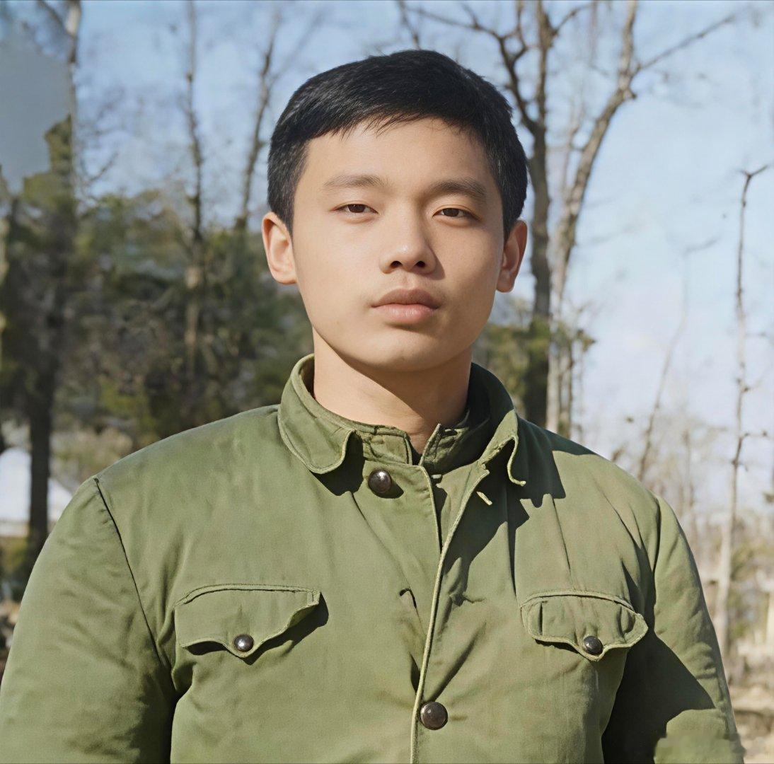 葛优老师罕见的有头发照片。根源是遗传型雄激素脱发，他父亲葛存壮同样谢顶，属于家族