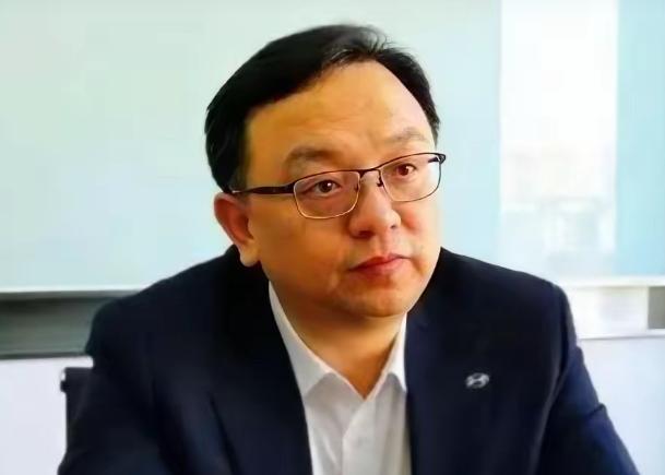 王传福曾坦言，自己高中回家要生活费时，嫂子张菊秀把家里翻了个底朝天，兜里却只剩几