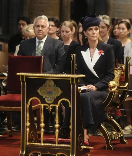 王室没有爱情，只有利益，卡米拉王后和凯瑟琳王妃都是工具人。伊丽莎白二世看不上卡