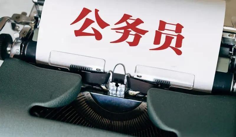 教师考公，这条路现在几乎成了单行道。以前是想方设法当老师，现在是削尖了脑袋想从