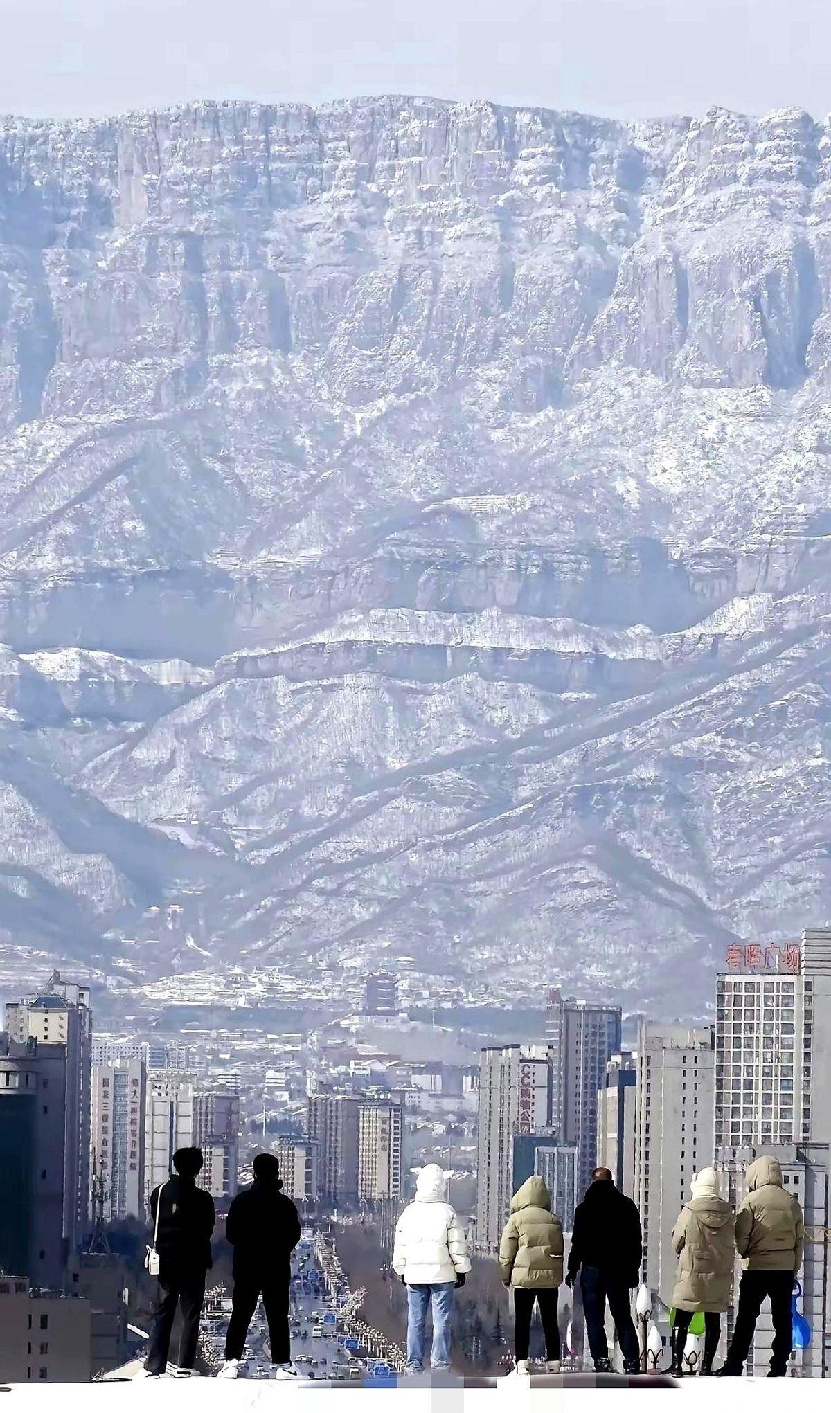 我手机里有张图，轻易不给别人看。每次心里堵得慌，加班加到想骂娘，或者觉得人生就