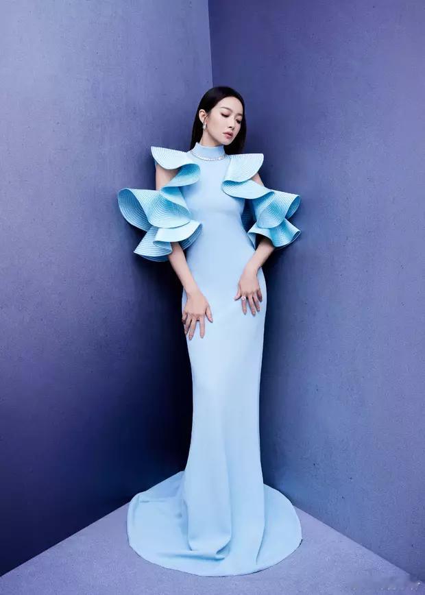 宋茜身着蓝色波浪袖礼裙宛若海洋公主，气质优雅迷人，状态超好！​​​