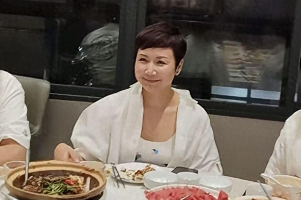曾是上海著名美女主持，巅峰时却为爱隐退，如今销声匿迹无人识   主持