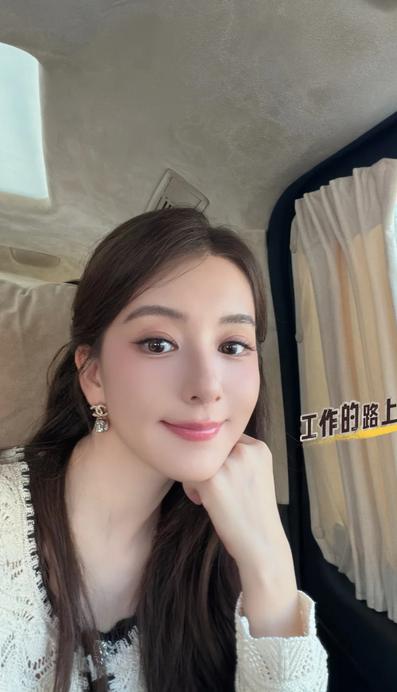 天王嫂方媛分享她的日常生活碎片，也晒出来了郭富城带着两个女儿一起去湖泊划船的照片。