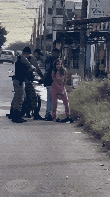 裤裆里掏手榴弹是假的，但美国女的真的从裤裆掏出手枪来了！一段执法视频近日在美国网