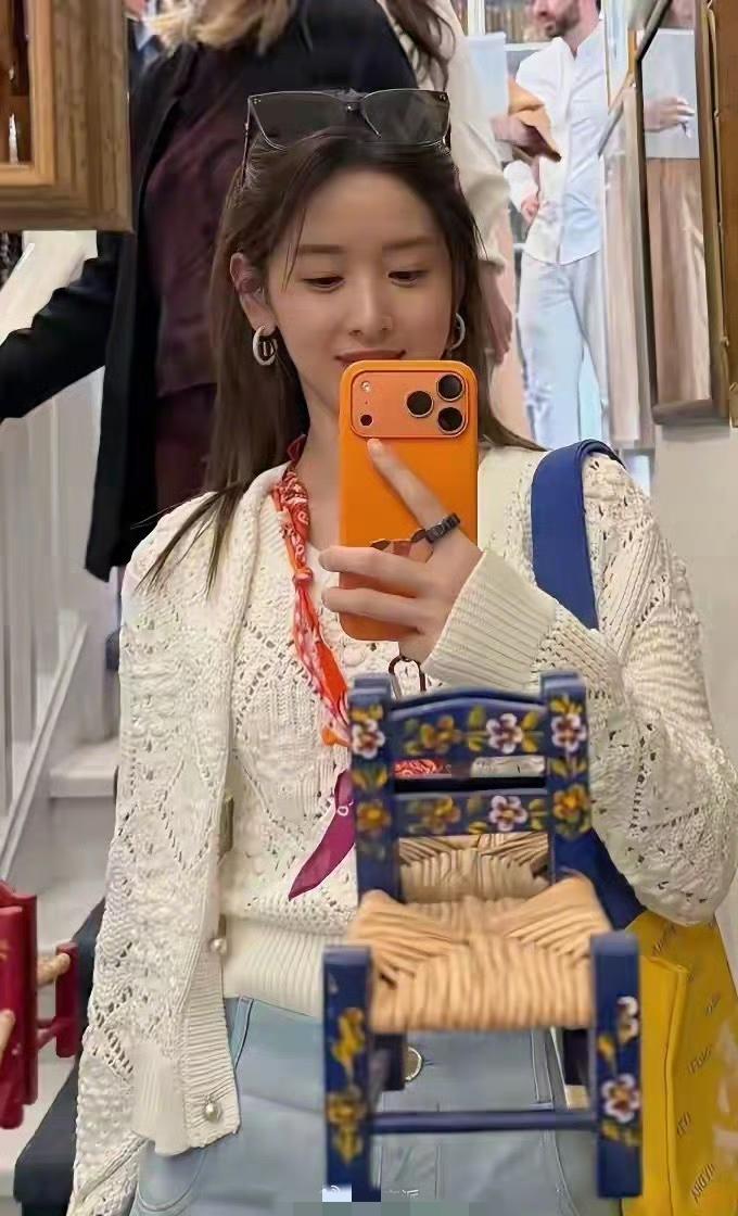 章泽天晒出对镜自拍，状态清新如少女。她漫步巴黎街头，一身低调优雅的“老钱风”穿搭