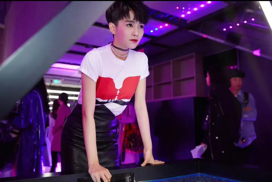 之前就觉得白鹿很丑很土，现在也这样觉得