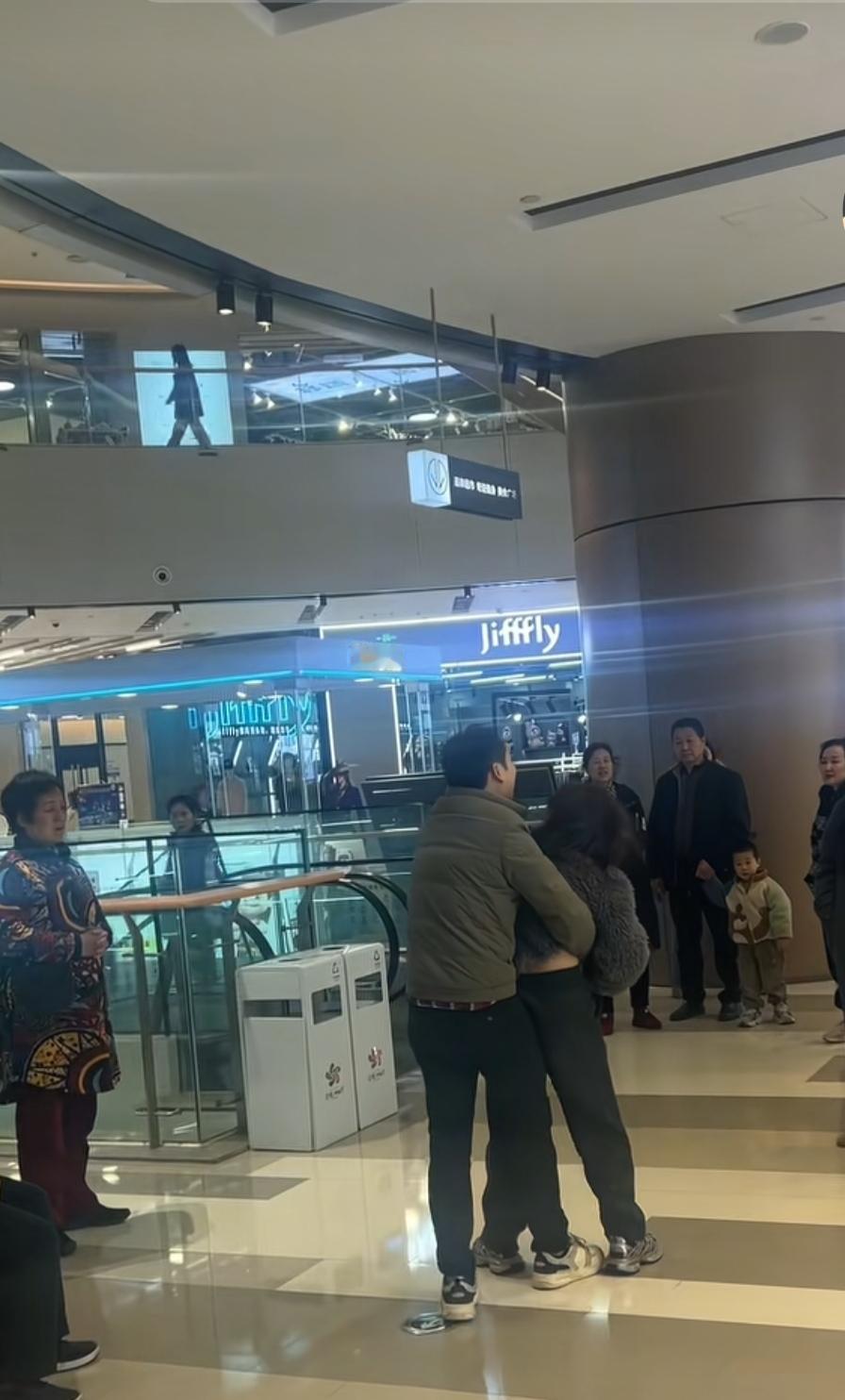 网恋第一次见面，男人给女子买了15000块钱的黄金，女人也给男人买了五百块钱的衣