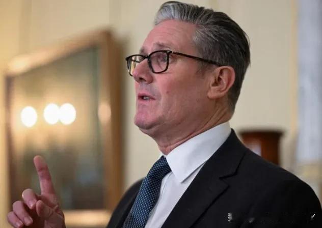 英国终于顶不住了，首相打算亲自访华，带上迟来已久的诚意！英国首相斯塔默计