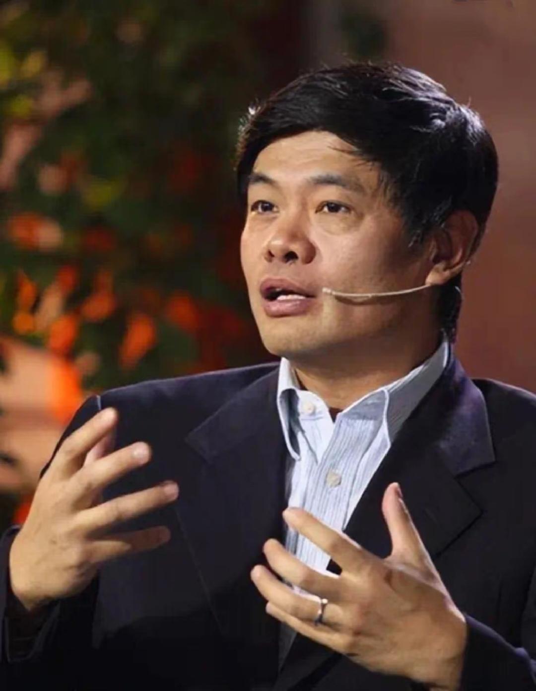 2004年冬天夜里，丁健把妻子叫到书房，往桌上一扔账本，手还热着，他说，给你一亿