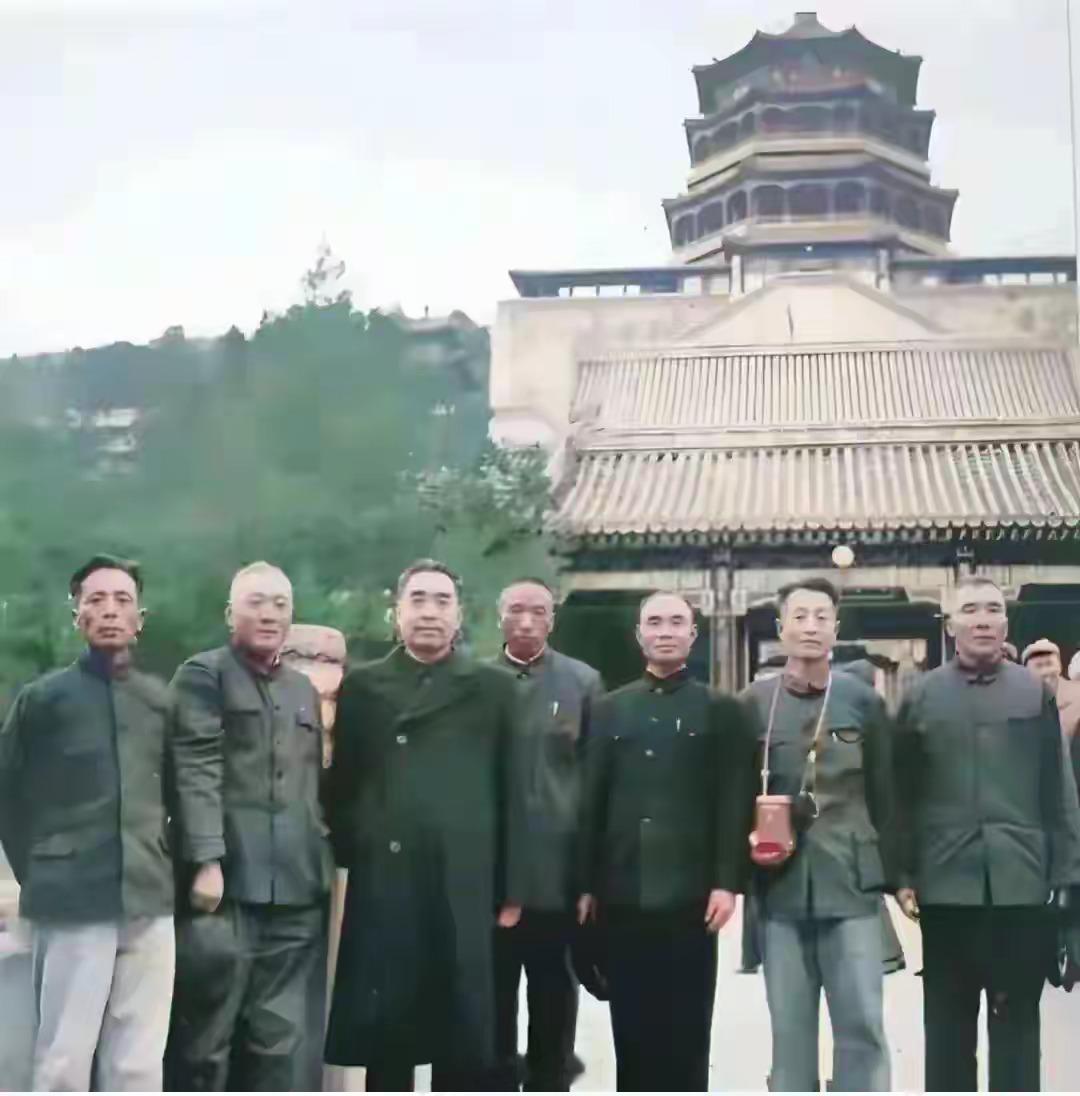 这一张老照片，我只认出了周总理，其他不认识，众人之中，但凡你认识一位，历史高手非