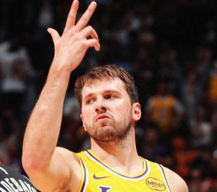 看到本身赛季有望同时拿下常规赛MVP、得分王的东契奇，作为独行侠死忠粉的你，此时