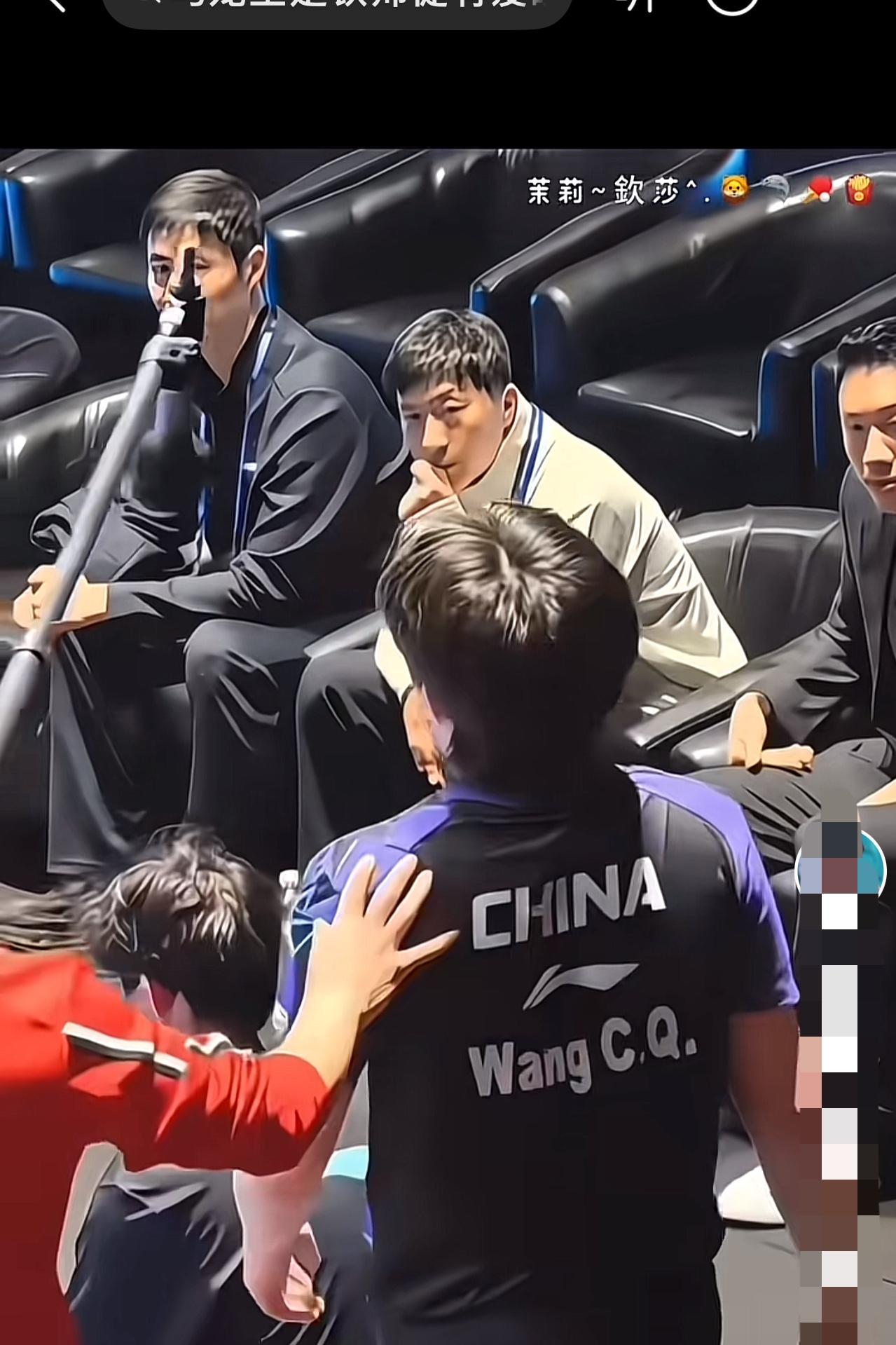 王皓：大头，赶紧坐下歇歇。头：嗯，王皓：大头，肩膀上的伤还疼吗？头：嗯，