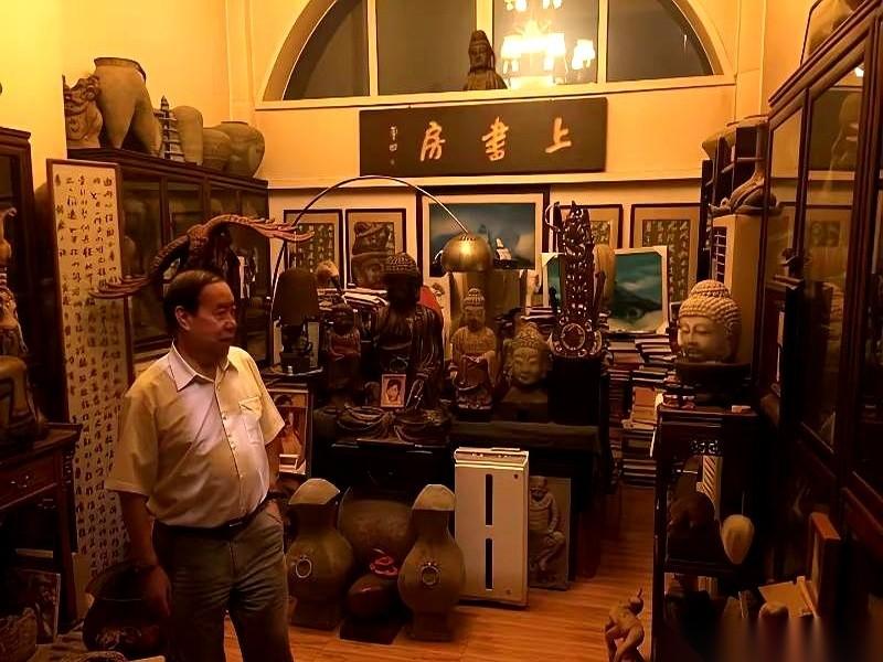 在西安曲江，贾平凹有间名为“上书房”的工作室。推开门，这压根不是个单纯写字的地