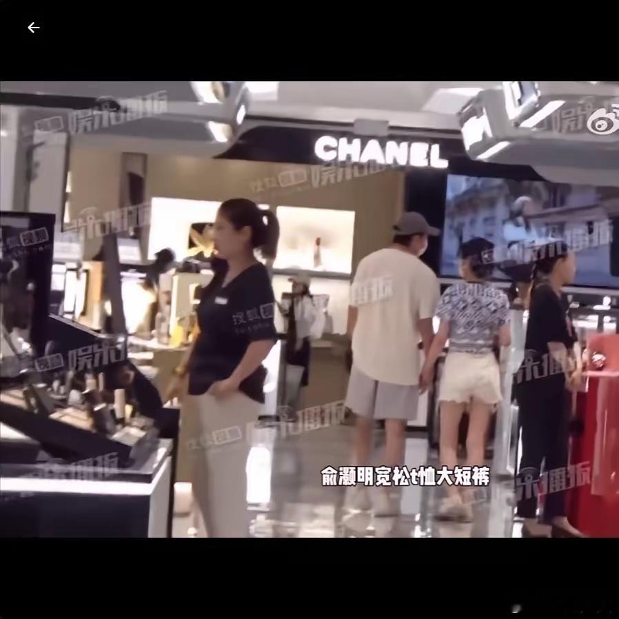 俞灏明王晓晨牵手逛街近日他俩被拍到十指紧扣逛街，还穿着情侣装，互动那叫一个亲密，