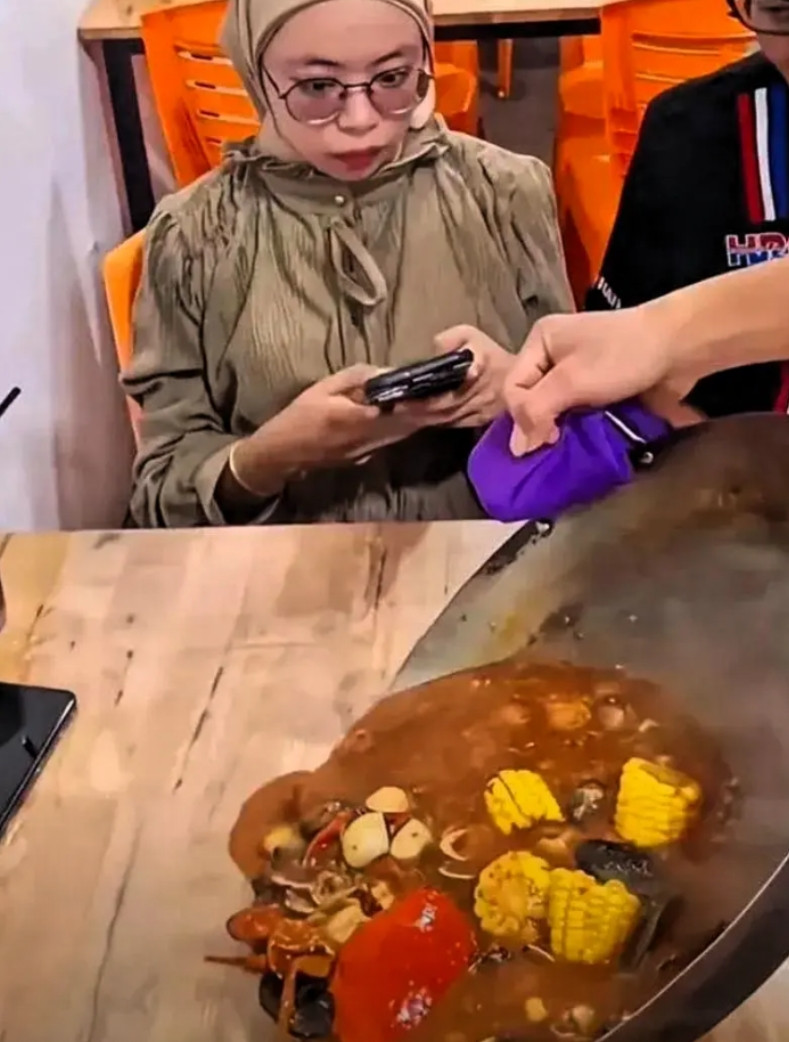 不懂就问，这饭倒在桌子上怎么吃啊，还那么稀，用手抓也抓不住吧