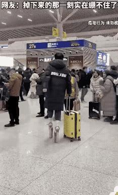 真的理解不了！高铁站，一个男的，穿着长款羽绒服，拖着行李箱，打扮看着挺正常。结果