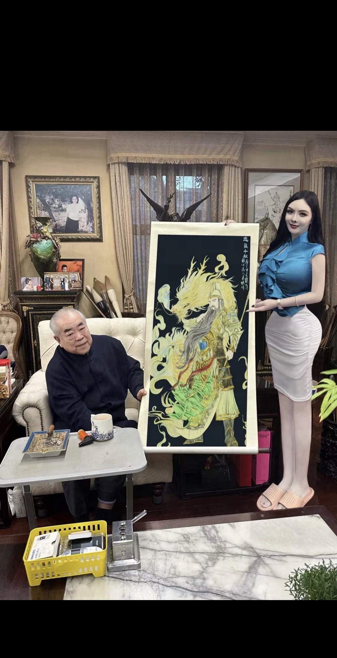 这位美女太懂得流量了，😡😡前不久，看到送画给释永信，把大师逗得乐