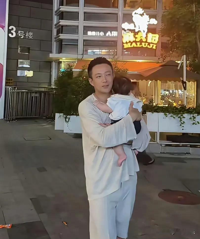 马筱梅带儿子小汪宝探班汪小菲？麻六记楼下一个男人抱着小汪宝走来走去，此人不是别