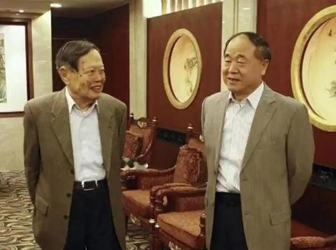 杨振宁当众挖苦莫言：虽然我们俩都获得了诺贝尔奖，但是，不同的是，你是农民的儿子，