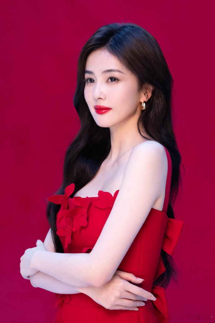 白鹿吊带红裙造型白鹿热烈红玫瑰白鹿一袭吊带红裙现身，恰似热烈的红玫瑰，明艳又带