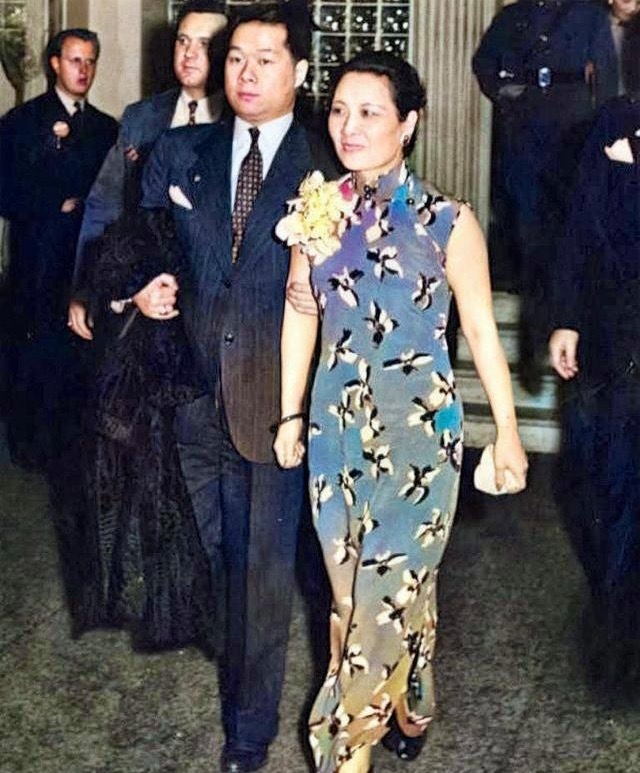 1943年身穿旗袍的宋美龄出席活动照片，挽着她手臂的年轻人是谁？