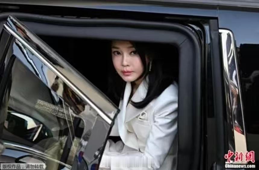 今天是决定金建希命运的一天！消息称，韩国法院将于当地时间28日下午2时10分对金