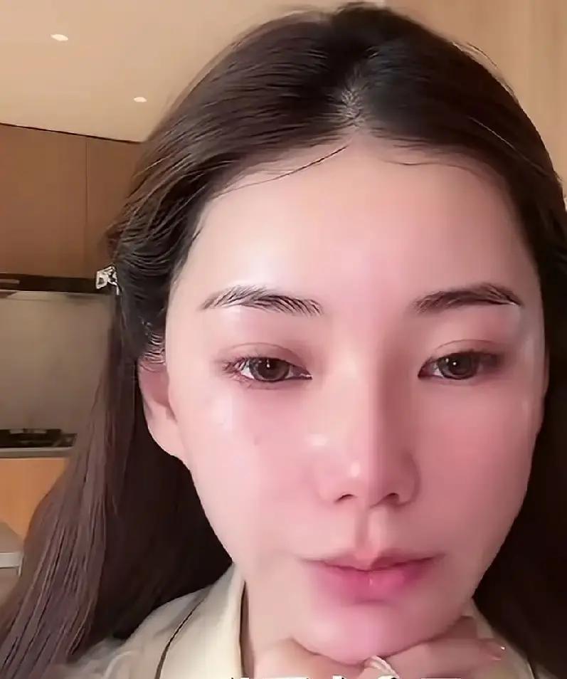 马筱梅在直播间说孩子由她妈加阿姨一起带，没提张兰。画面立刻浮现，姥姥推着婴儿