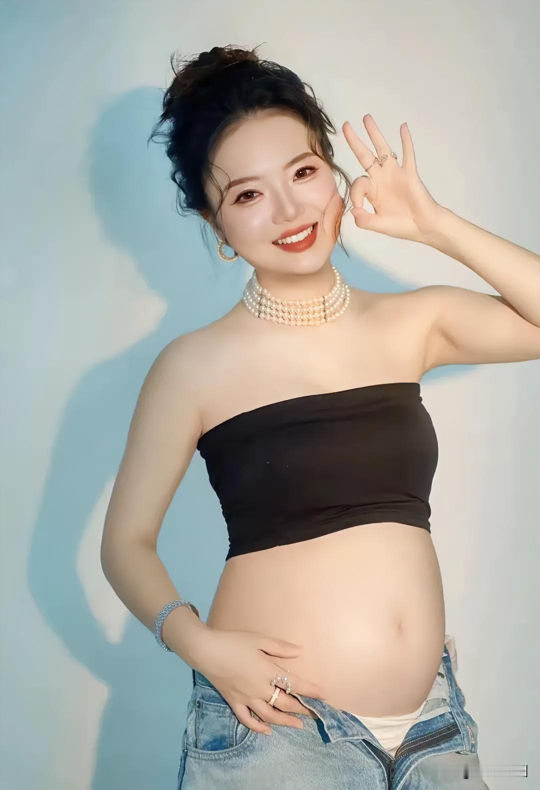 这个孕妇好开心，比了个“OK”手势。