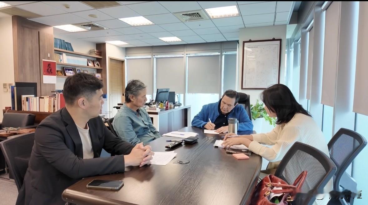 马英九基金会现在是越来越乱，昨晚上他的夫人周美青和姐姐马以南连发声明，希望他能正