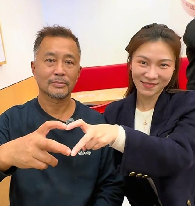 沈巍与女友共进晚餐2025年11月8日晚。上海老盛昌馄饨馆。沈巍同志与女朋友