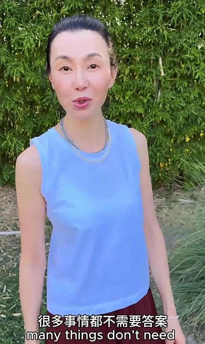 61岁的张曼玉活的通透，隐居国外，生活乐逍遥。之前有网友在国外偶遇蒙嘉慧、郑