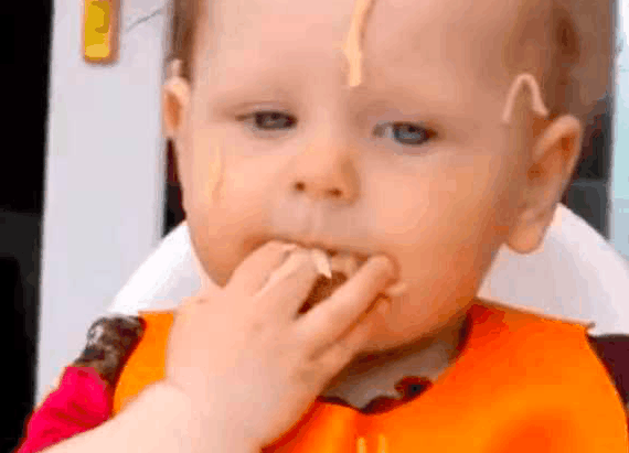 宝宝肚子饿了刚好看见爸爸在睡觉, 于是他只好这样做了