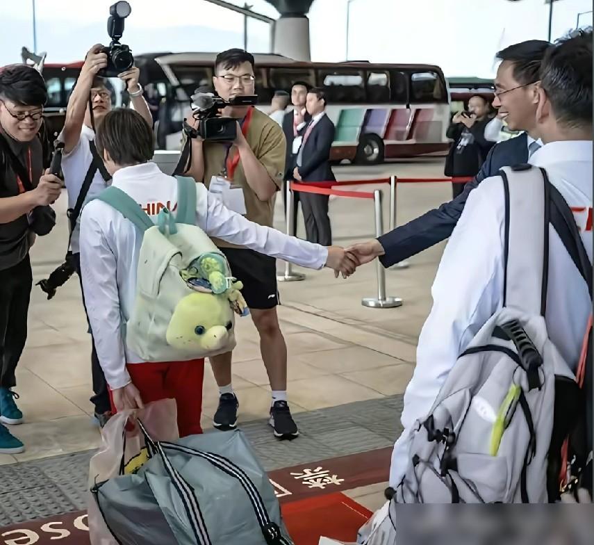 全红婵伸手牵着的这个男生是谁？有哪位朋友的火眼金睛能看出来的呀？看这照片的场