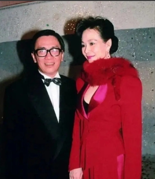 当年，黄霑追求林燕妮，林燕妮不屑地说:“我不与有家室的男人谈情说爱。”黄霑马上