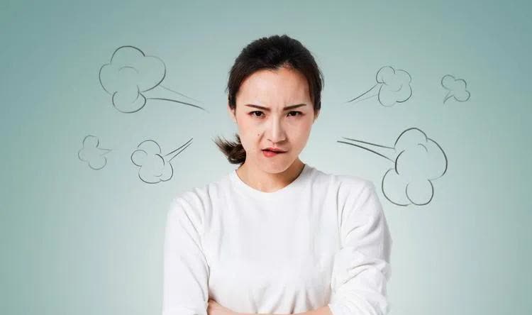 女生辱骂别人，家长不承认，看班主任的大招……一个女生传纸条给弱小的同桌，上面