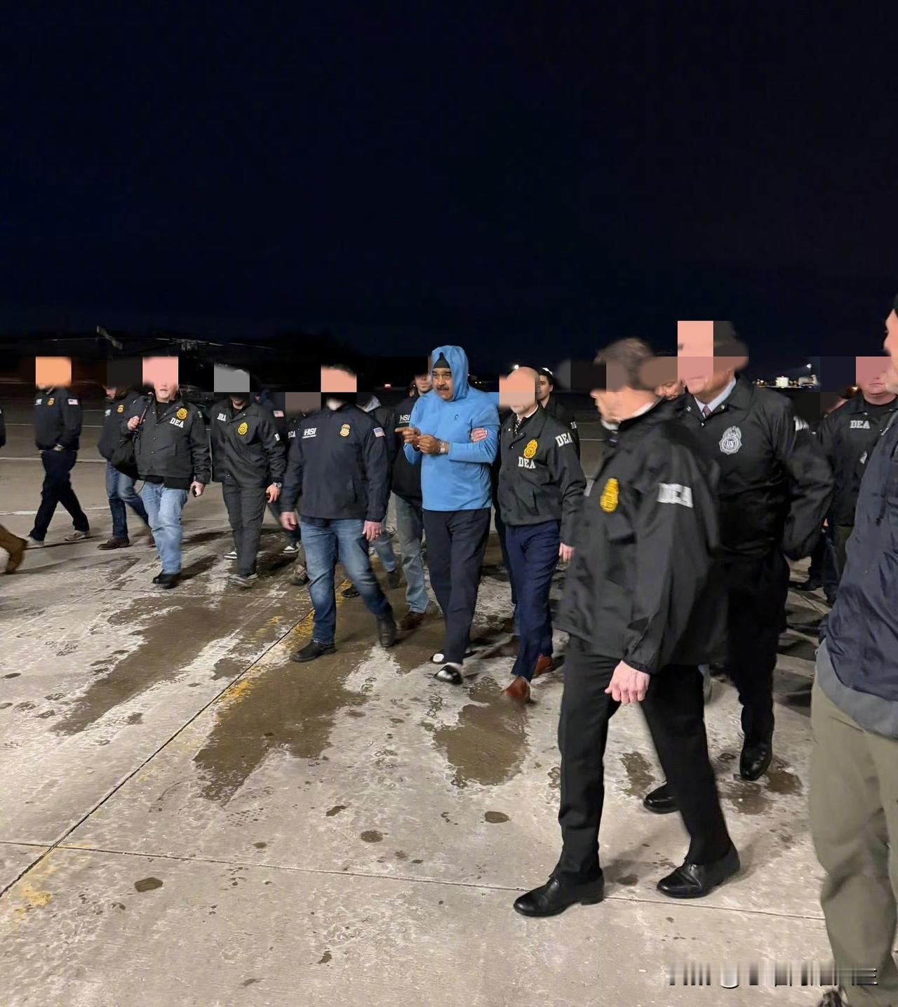 马杜罗穿着拖鞋走下飞机降落美国，这么看的话的确是一点反应时间都没有就被抓了。而这