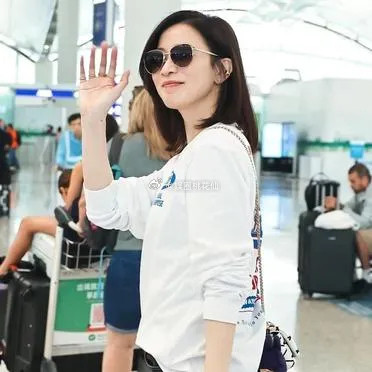 佘诗曼机场私服太赞！印花卫衣趣味吸睛，牛仔裤经典百搭，休闲随性间尽显简约美学，减