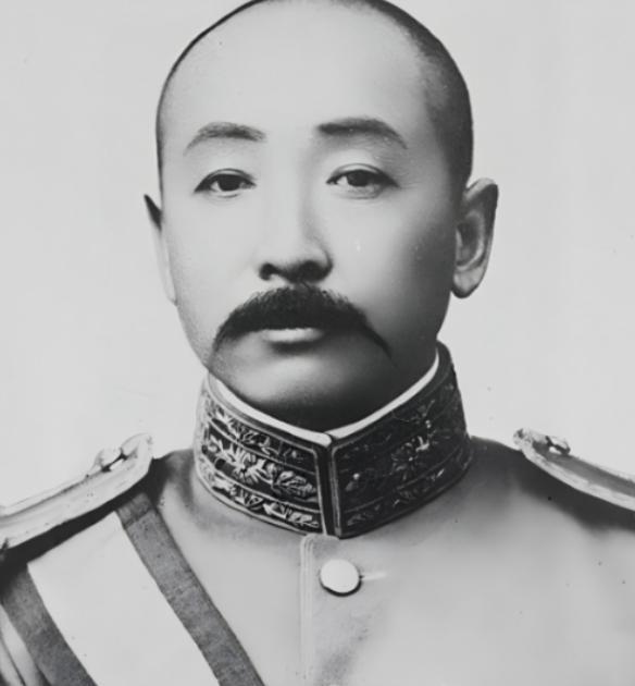 1891年，16岁的张作霖落难乞讨，孙寡妇看中了他，解开衣扣，掏出一块腰牌给他：