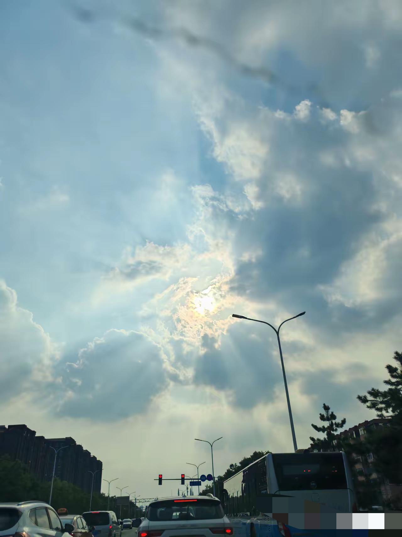 不少人发现，有些跨国结合的家庭，女方选择留在国内生活，外籍丈夫依靠婚姻关系，满足