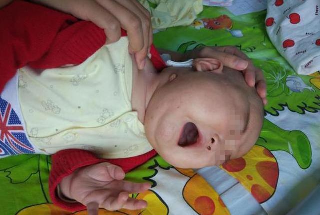 10个月宝宝拍的人生第一张照片竟是遗像, 而爸爸痛哭着毫无办法