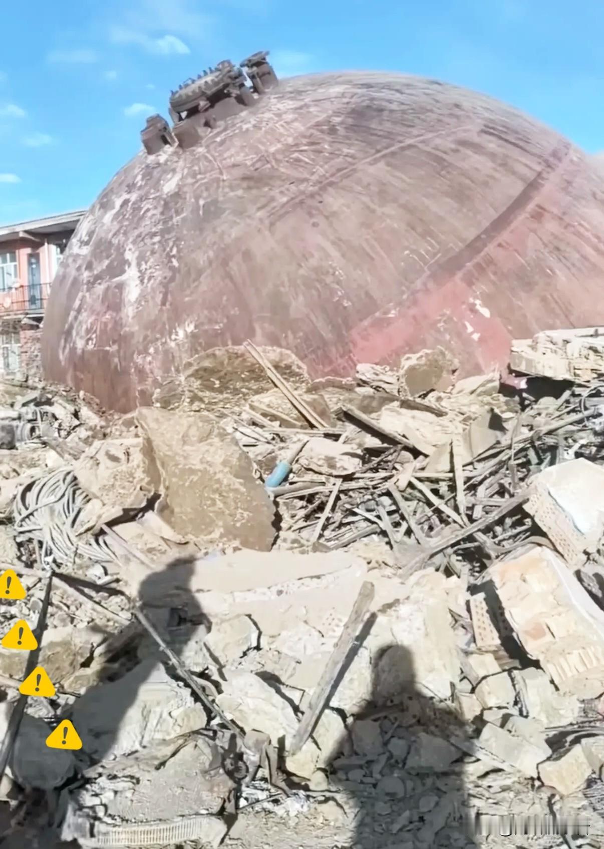 包钢爆炸有多大的威力能把几吨重的大铁球炸飞几百米还落在居民房里！当地也有居民