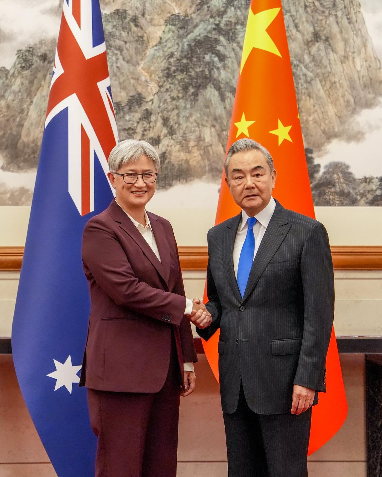 澳大利亚外长黄英贤今天（4月30日）写道：“我和王毅外长在北京举行了第八次澳中外