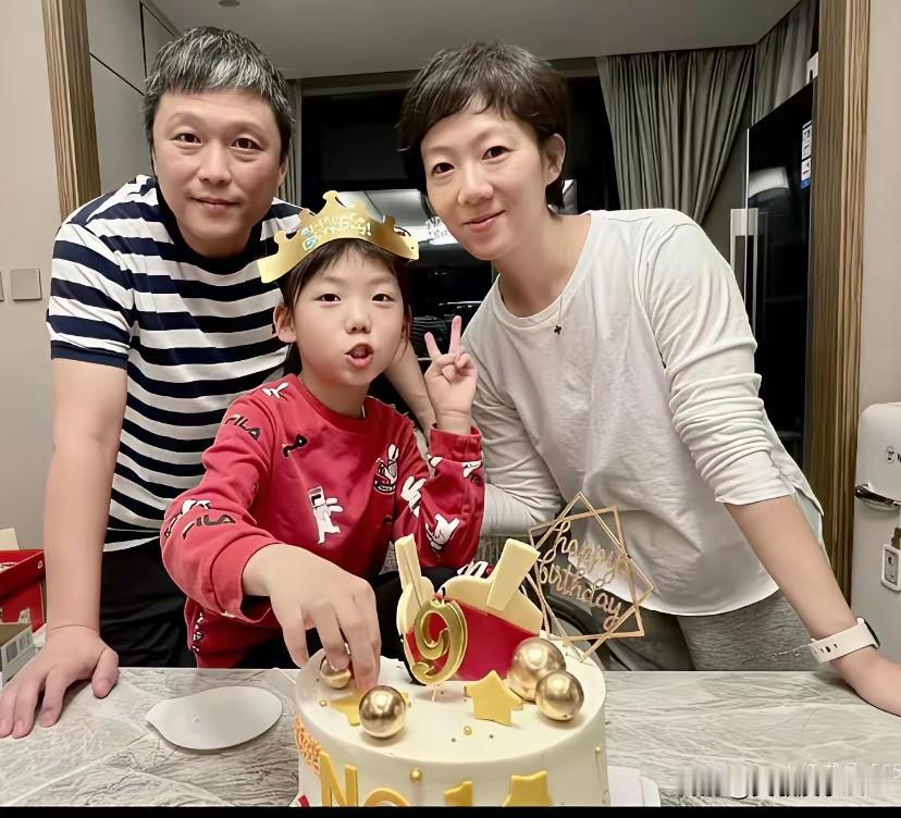 梁靖昆的教练刘志强，一家三口同框看着真幸福。他可是80后啊，才四十多岁，头发都