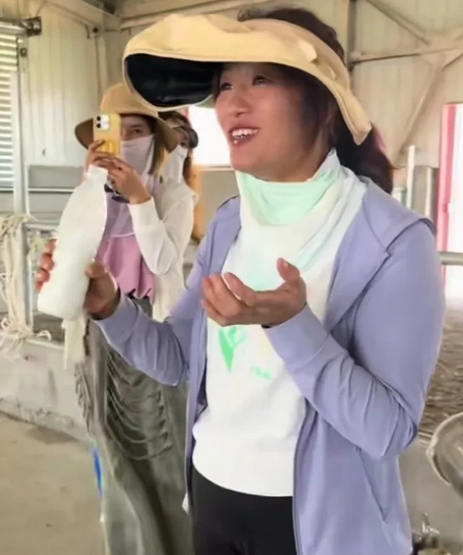 在谢浩男大妹妹的评论区里得知，许健华明天早上9点要开始第5次带货了。带货的产品有